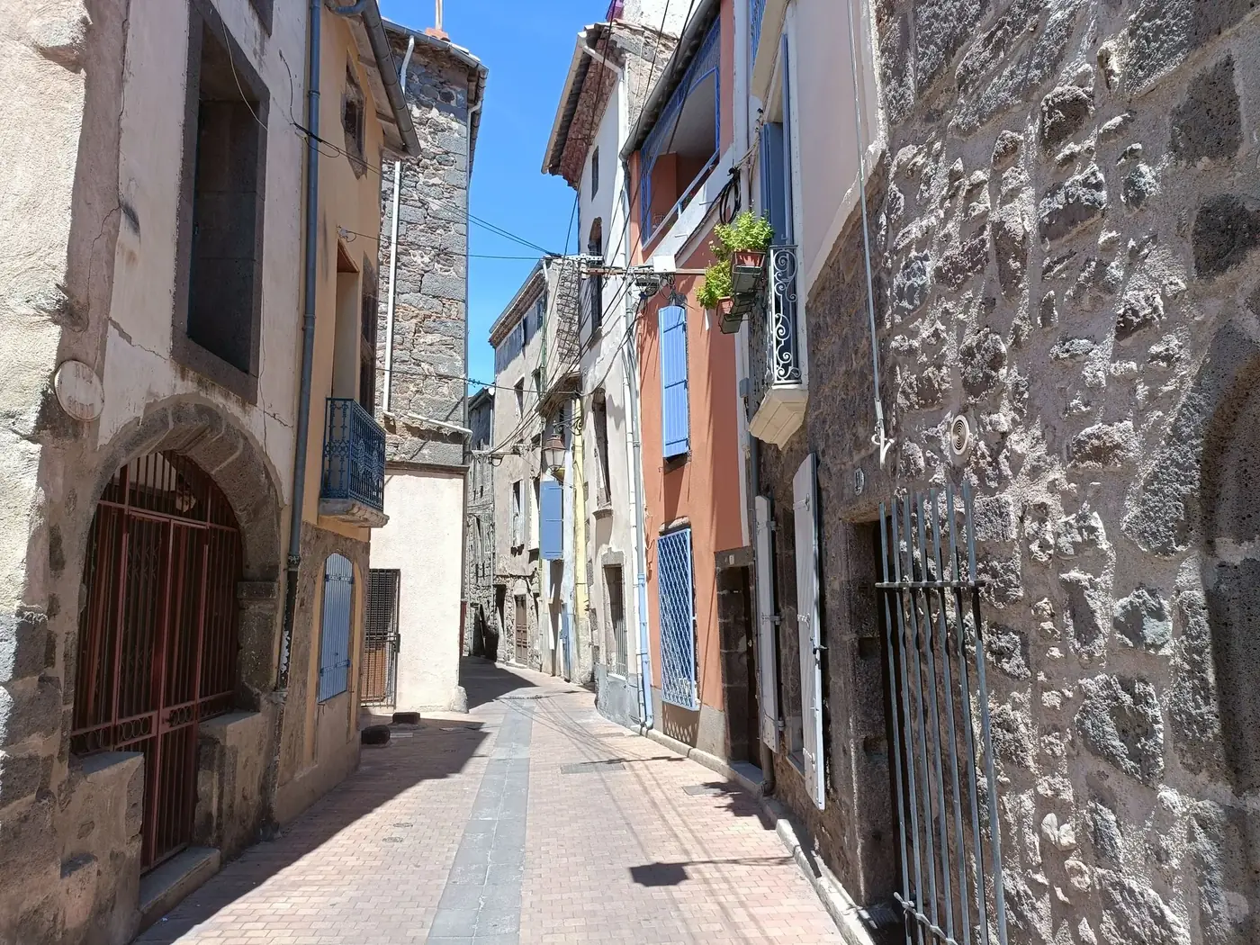 Discover the picturesque narrow street in Agde, showcasing rustic charm and vibrant houses.